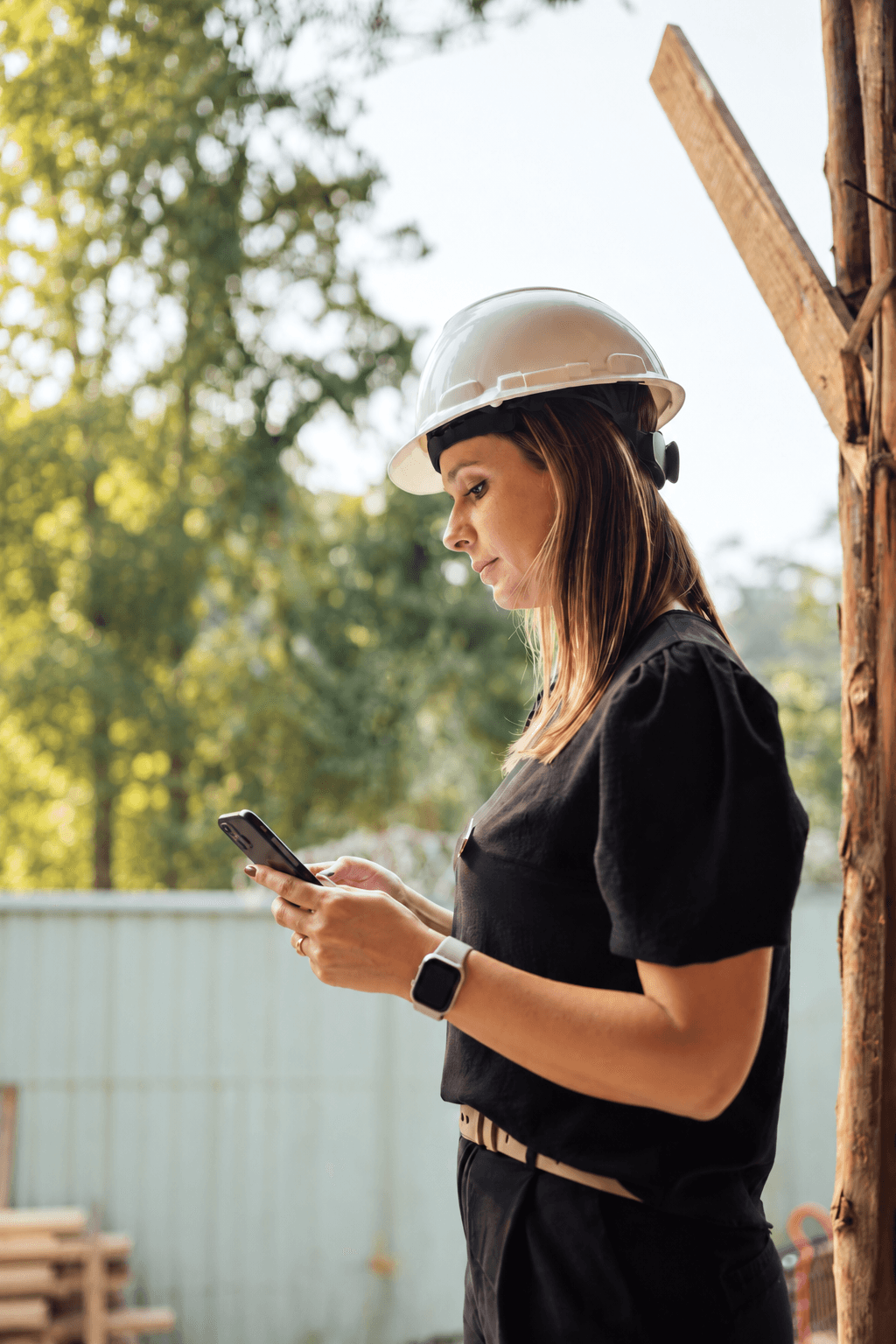 Coordinadora de obra organizando la información de obra desde el celular