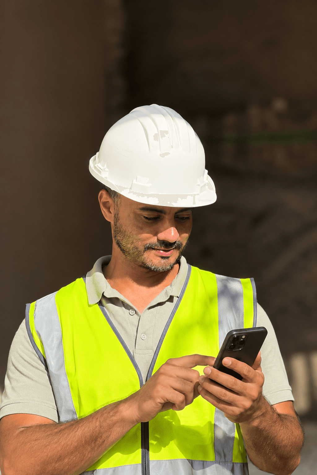 Supervisor de obra haciendo un reporte de avance desde el celular