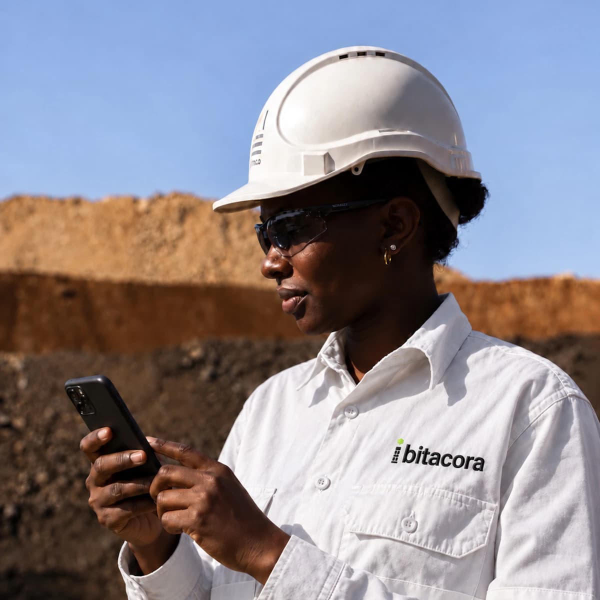 Supervisora usando una app de bitácora de obra en campo